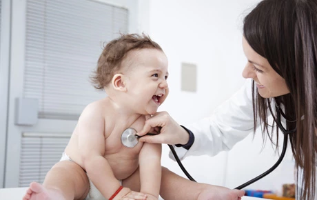 Lo que los médicos revisan en tu bebé