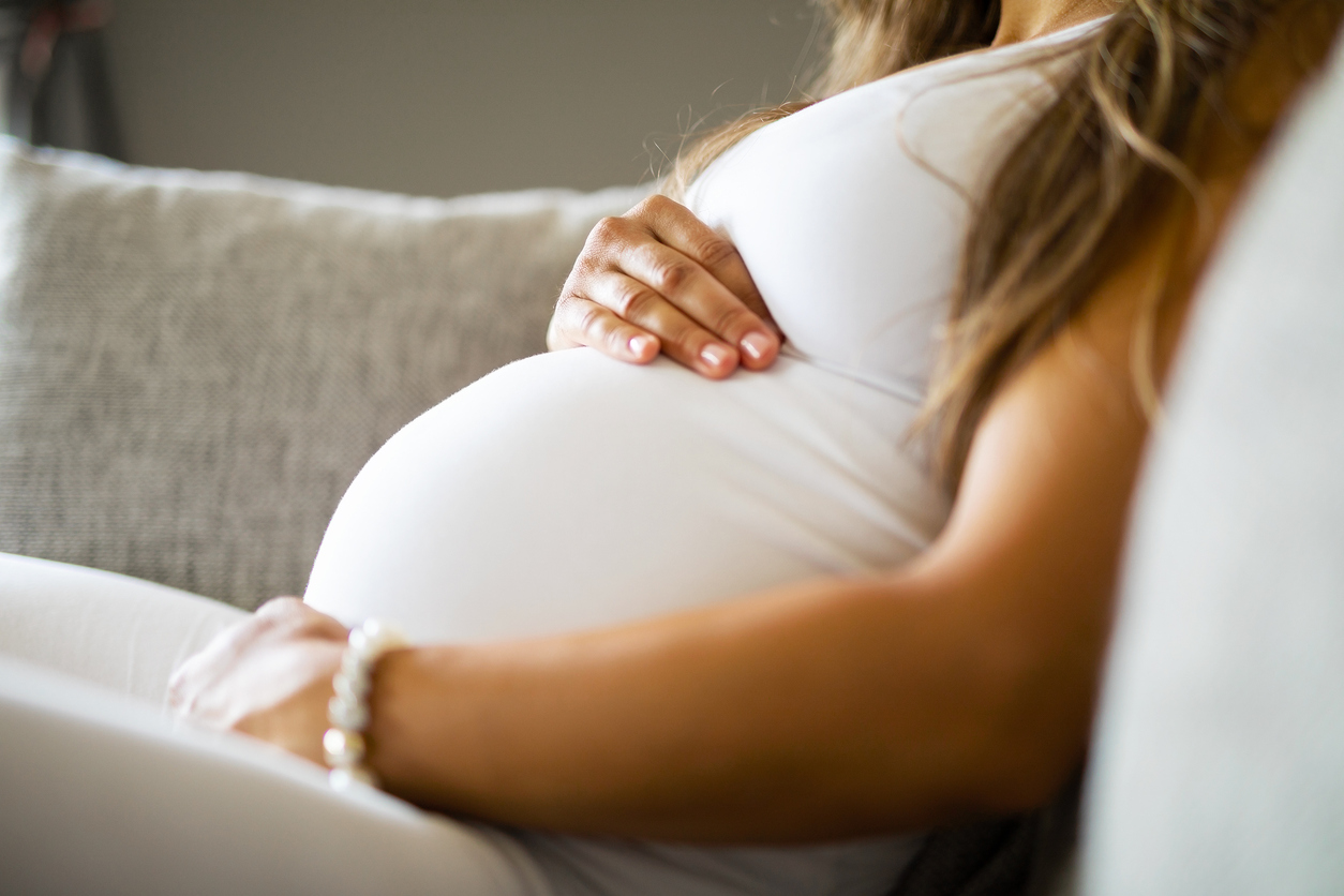 mujer siente a su bebé en la guatita