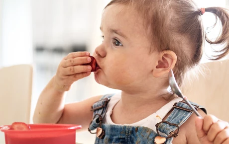 Trucos para que tu hijo coma fruta