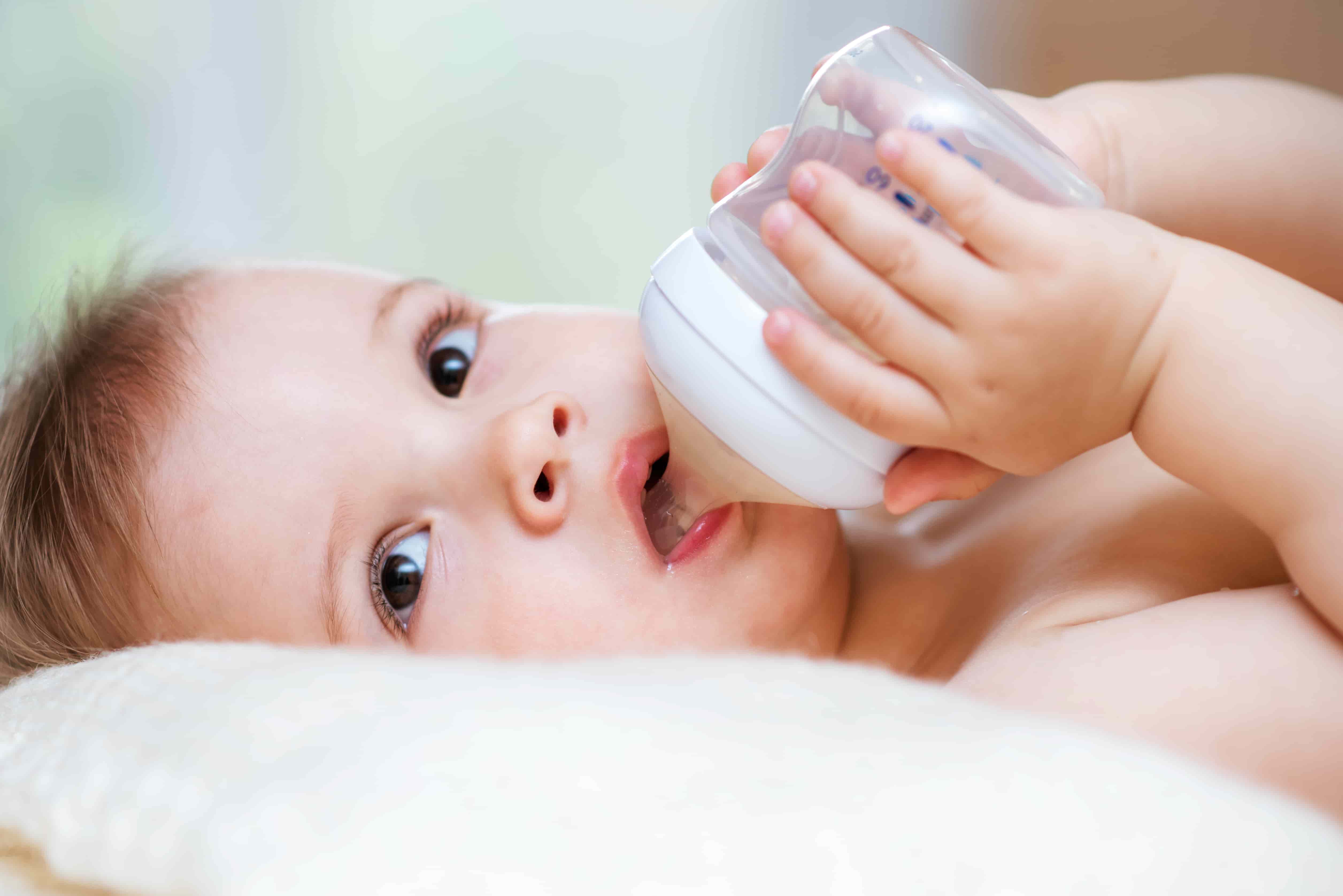 Cuanta leche toma un bebe