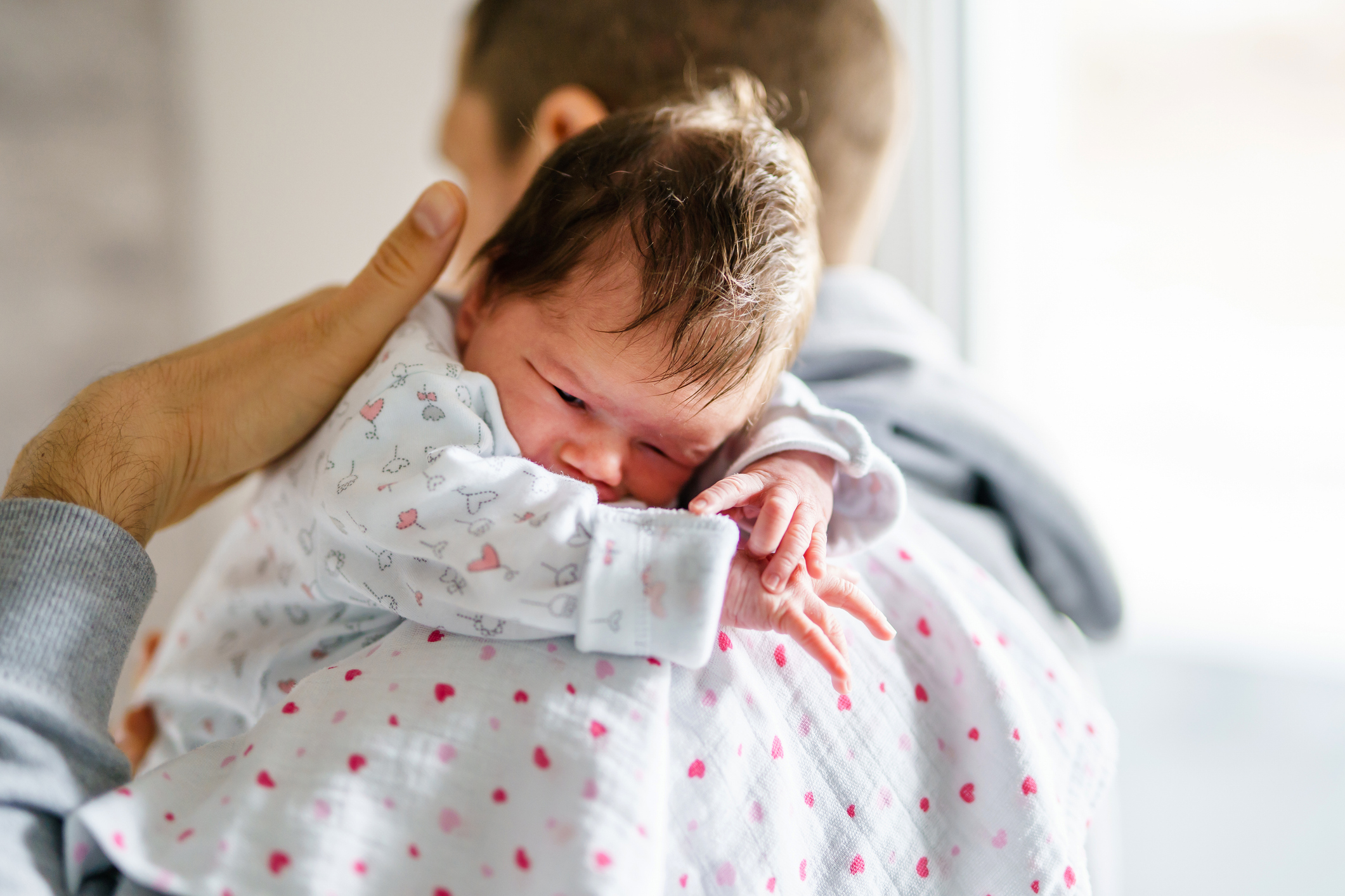 reflujo en bebes padre sosteniendo a hijo 
