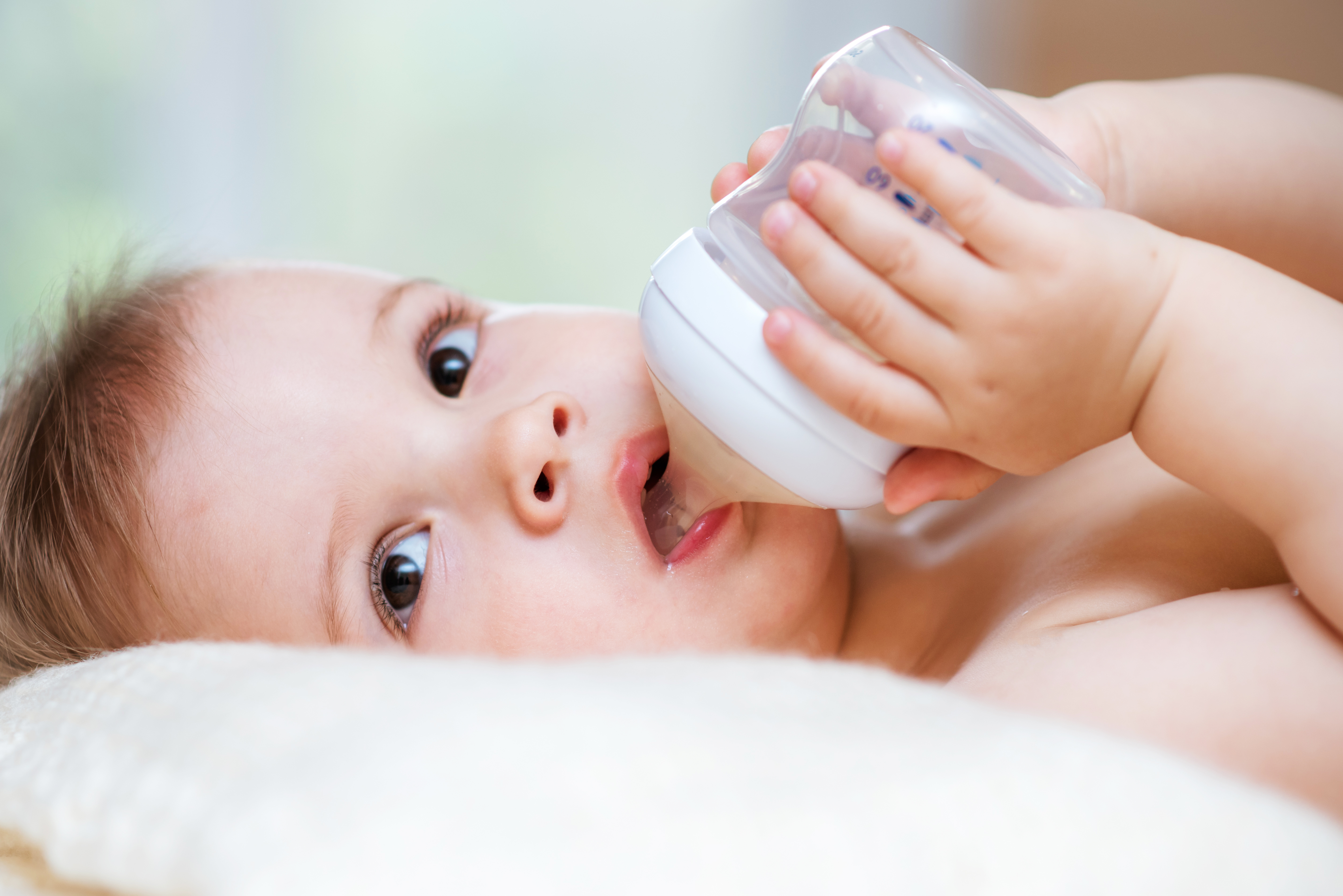 Cuanta leche toma un bebe